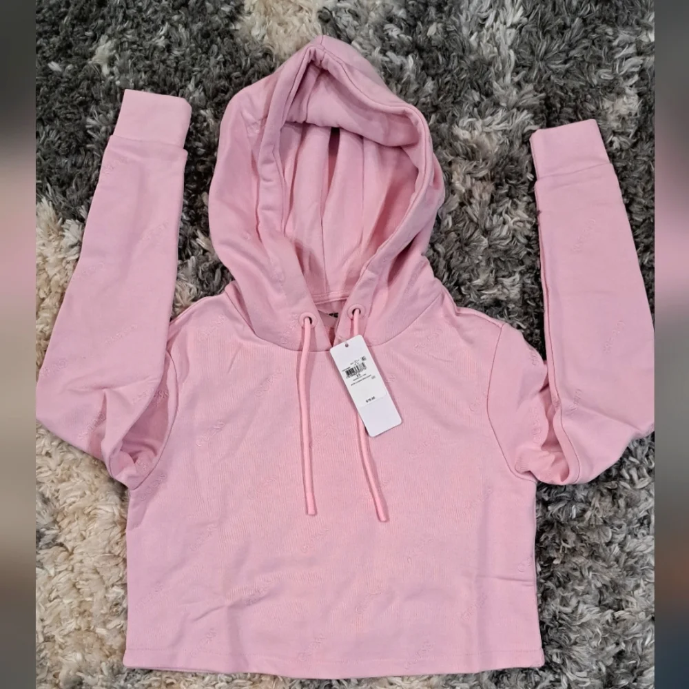 GUESS - Picture 2 of 8